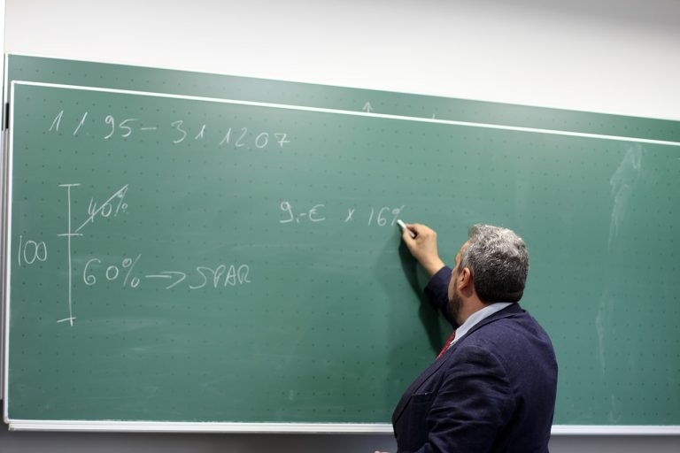 teacher-2454399_1280-768x512 Clientes